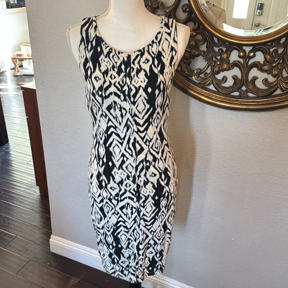 Amazing flattering stretchy Tarte sheath body con dress black Navy and white EUC